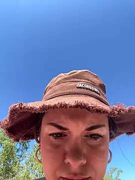 Luccreccia  online show from 04-08-26, 12:39