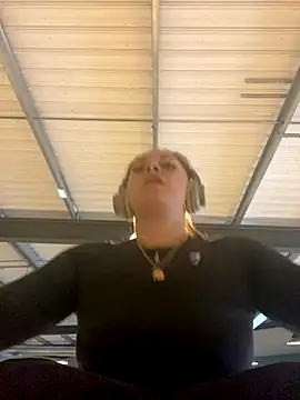 Luccreccia  online show from 10-19-25, 08:06