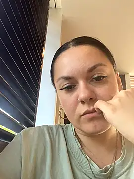 Luccreccia  online show from 10-04-25, 09:22