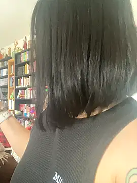 Luccreccia  online show from 01-08-26, 12:00