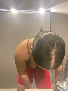 Luccreccia  online show from 12-19-25, 02:52