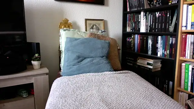 Luccreccia  online show from 10-23-25, 08:46