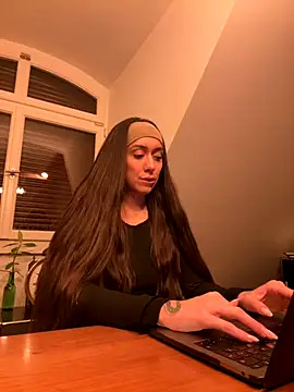 Snapshot of emiliasommer chatting on 10-04-25, 08:10 emiliasommer online show from 10-04-25, 08:10