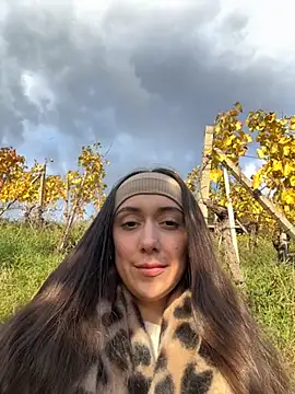 Snapshot of emiliasommer chatting on 10-24-25, 03:11 emiliasommer online show from 10-24-25, 03:11