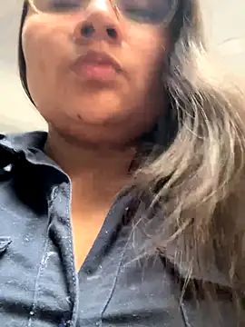 Snapshot of alice_love052 chatting on 10-06-25, 09:15 alice love052 online show from 10-06-25, 09:15