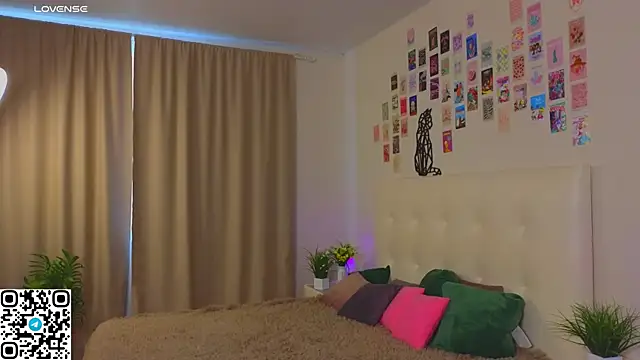 oliviabr0wn0 online show from 10-18-25, 02:13