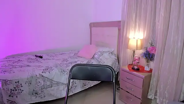 Snapshot of vale_kross chatting on 02-19-25, 04:33 vale kross online show from 02-19-25, 04:33