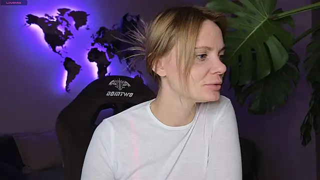 Snapshot of Sam_Klaus chatting on 10-12-25, 08:32 Sam Klaus online show from 10-12-25, 08:32