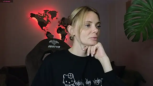 Snapshot of Sam_Klaus chatting on 10-17-25, 10:11 Sam Klaus online show from 10-17-25, 10:11