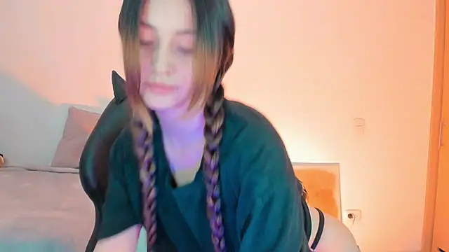 annie mora online show from 11-27-25, 03:18