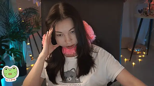 Snapshot of Sarah_Son chatting on 02-16-25, 11:38 Sarah Son online show from 02-16-25, 11:38