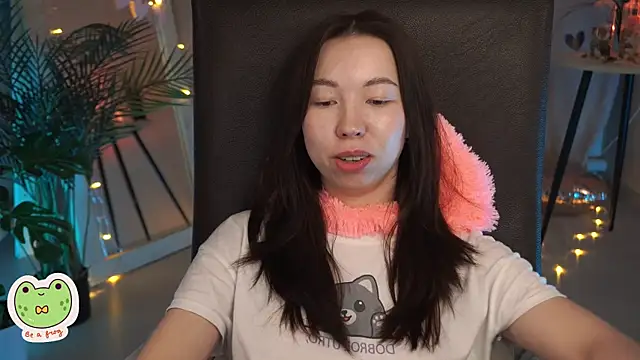 Snapshot of Sarah_Son chatting on 02-16-25, 08:32 Sarah Son online show from 02-16-25, 08:32