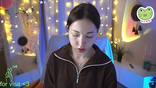 Snapshot of Sarah_Son chatting on 10-19-25, 05:43 Sarah Son online show from 10-19-25, 05:43