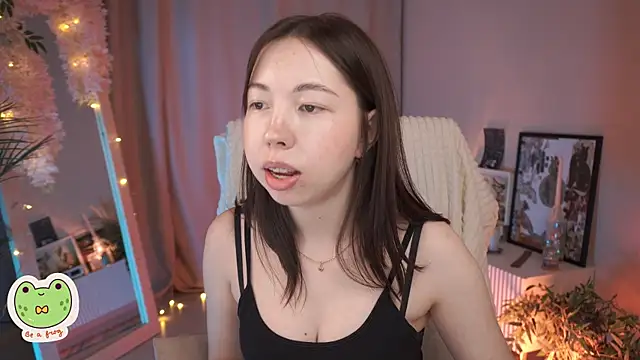 Snapshot of Sarah_Son chatting on 03-18-25, 05:34 Sarah Son online show from 03-18-25, 05:34
