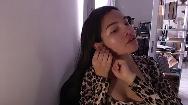 lauvelez   online show from 11-10-25, 02:11