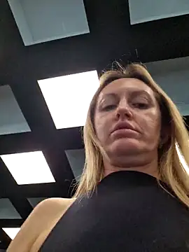 Miss    Mia  online show from 12-18-25, 11:14