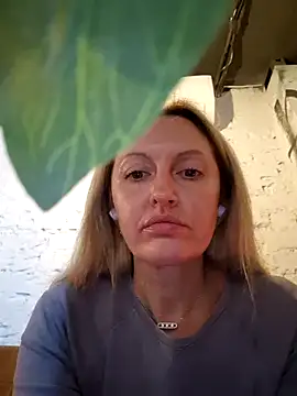 Miss    Mia  online show from 09-28-25, 08:54