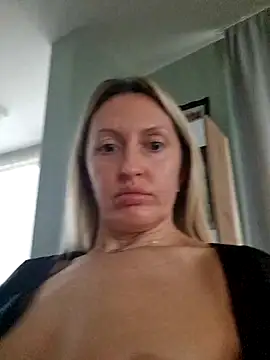 Miss    Mia  online show from 11-29-25, 08:25