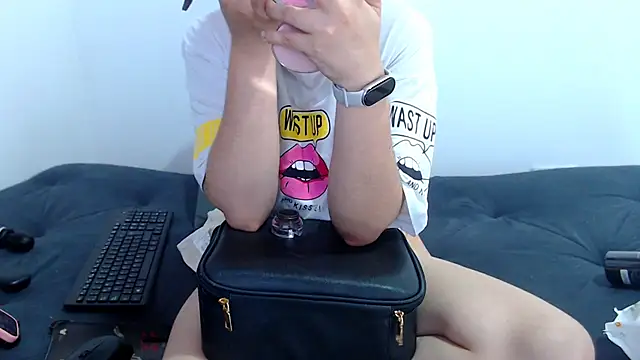 sofi-rojas1 online show from 11-05-25, 12:36