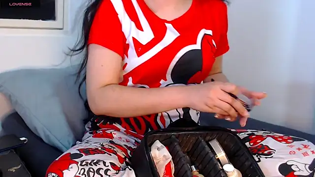 sofi-rojas1 online show from 12-17-25, 02:05