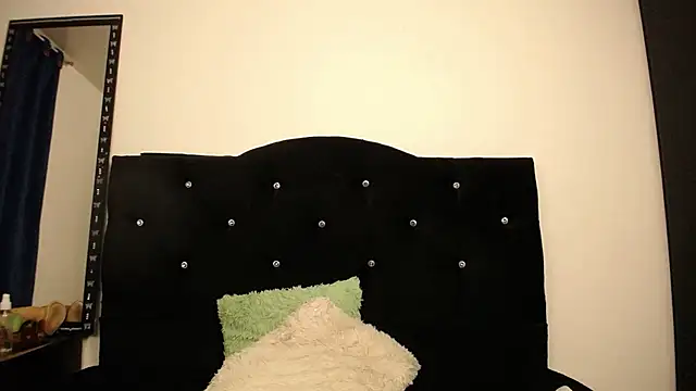 Snapshot of sweet_skylove_ chatting on 06-27-26, 01:11 sweet skylove online show from 06-27-26, 01:11