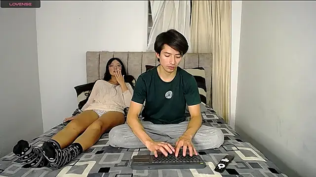 Pinkandyellowpokemon online show from 12-12-24, 04:04