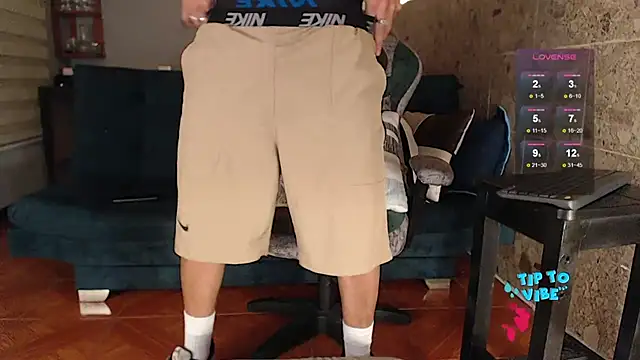 Snapshot of rogert_xx chatting on 10-15-25, 01:04 rogert xx online show from 10-15-25, 01:04