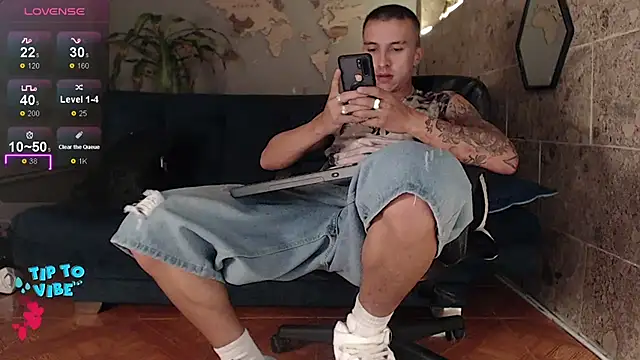 Snapshot of rogert_xx chatting on 02-08-25, 01:22 rogert xx online show from 02-08-25, 01:22