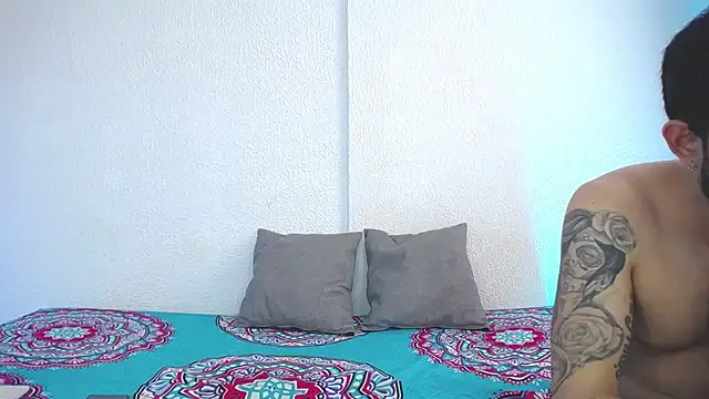 Snapshot of _joanne_and_oliver_ chatting on 12-12-24, 08:32 joanne and oliver online show from 12-12-24, 08:32