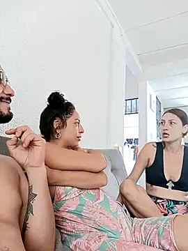 Snapshot of _joanne_and_oliver_ chatting on 10-31-25, 05:20 joanne and oliver online show from 10-31-25, 05:20