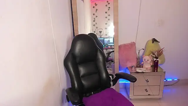 Snapshot of hellensexy chatting on 03-08-25, 12:00 hellensexy online show from 03-08-25, 12:00