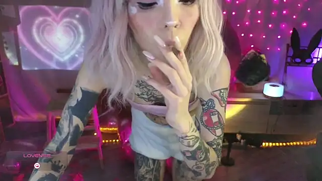 Snapshot of Kerry_Kirk chatting on 02-11-26, 09:58 Kerry Kirk online show from 02-11-26, 09:58