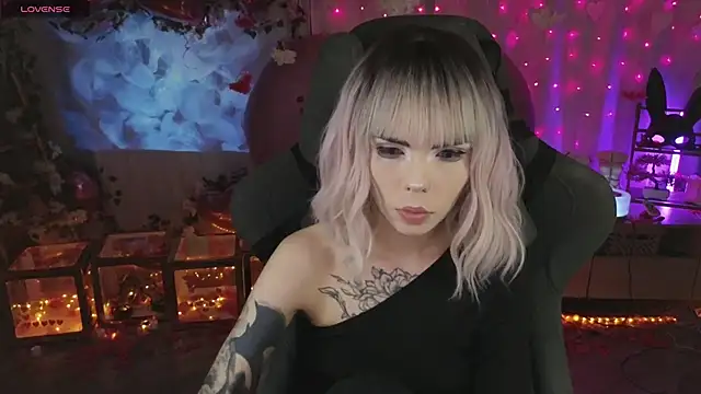 Snapshot of Kerry_Kirk chatting on 02-21-26, 08:33 Kerry Kirk online show from 02-21-26, 08:33