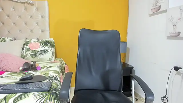 rousse sexyandhot online show from 12-23-25, 01:49