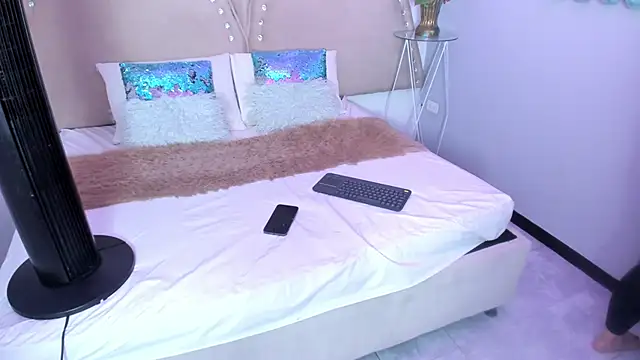 Miia Thompsonn online show from 04-09-26, 03:52