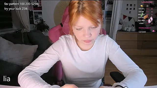 Snapshot of lil_lia chatting on 10-15-25, 09:45 lil lia online show from 10-15-25, 09:45