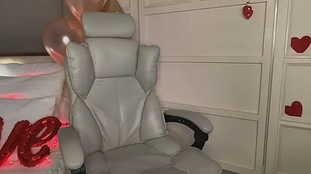 UrLillShy online show from 02-14-25, 01:34