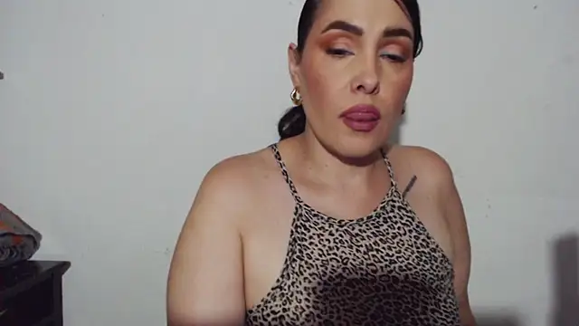 Miss Agatha online show from 10-29-25, 02:21