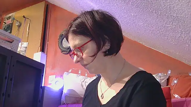 Snapshot of lanax chatting on 12-15-25, 01:28 lanax online show from 12-15-25, 01:28