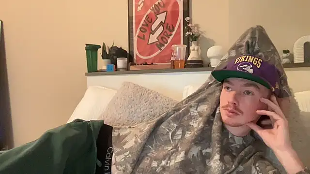 Snapshot of younghungginger chatting on 12-28-24, 01:39 younghungginger online show from 12-28-24, 01:39