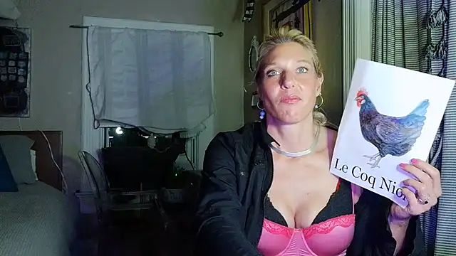 Snapshot of Glamazonx chatting on 06-19-26, 06:30 Glamazonx online show from 06-19-26, 06:30