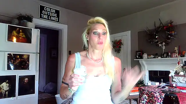 Snapshot of Glamazonx chatting on 10-26-25, 01:55 Glamazonx online show from 10-26-25, 01:55