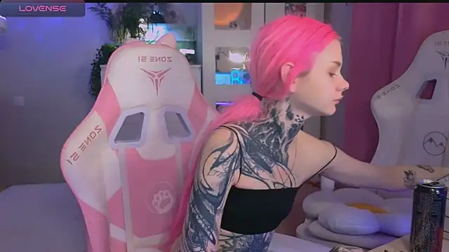 Britney Lynch online show from 10-21-25, 04:12