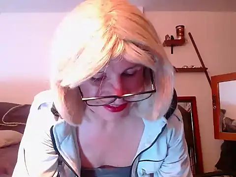 Snapshot of LorenJade chatting on 06-13-26, 08:01 LorenJade online show from 06-13-26, 08:01