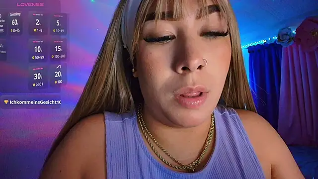 Snapshot of leahtemptation3 chatting on 03-01-25, 03:32 leahtemptation3 online show from 03-01-25, 03:32