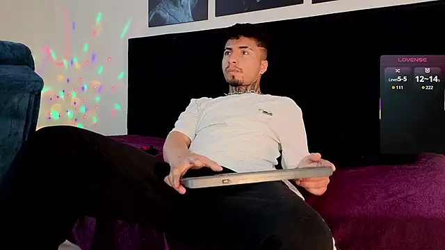 JuanCamiilo 66 online show from 04-12-26, 05:49