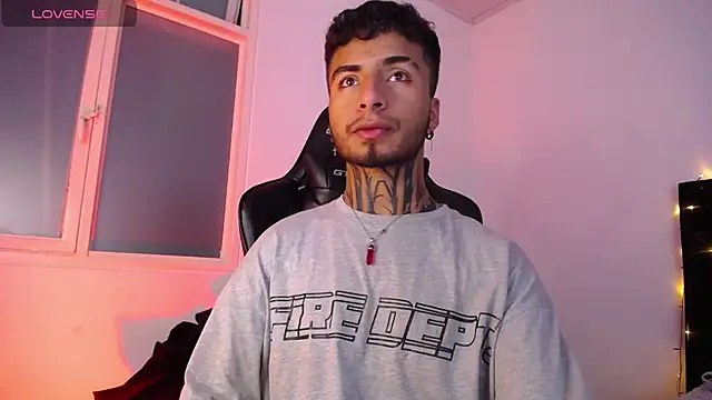 Snapshot of JuanCamiilo_66 chatting on 02-18-25, 04:48 JuanCamiilo 66 online show from 02-18-25, 04:48