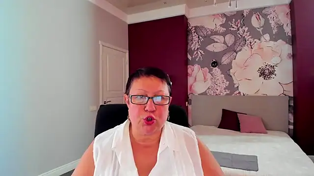 Snapshot of BarbaraTurners chatting on 10-12-25, 11:44 BarbaraTurners online show from 10-12-25, 11:44