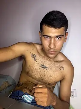 Snapshot of santi_latino chatting on 10-17-25, 03:47 santi latino online show from 10-17-25, 03:47
