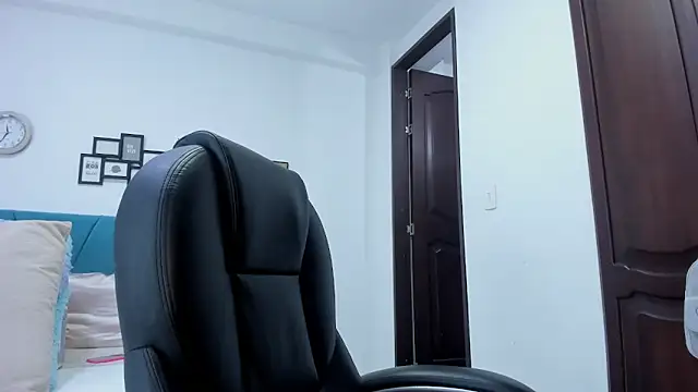 Snapshot of kamila_lopez chatting on 11-28-25, 10:54 kamila lopez online show from 11-28-25, 10:54